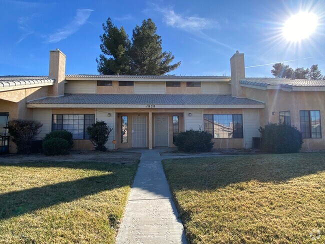 Building Photo - Lancaster Townhome Unit 3