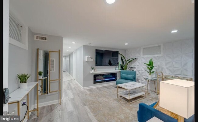 Building Photo - 325 57th St NE Unit #2-1