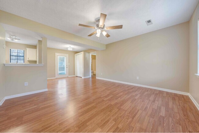 Photo - 210 Tinkerview Dr