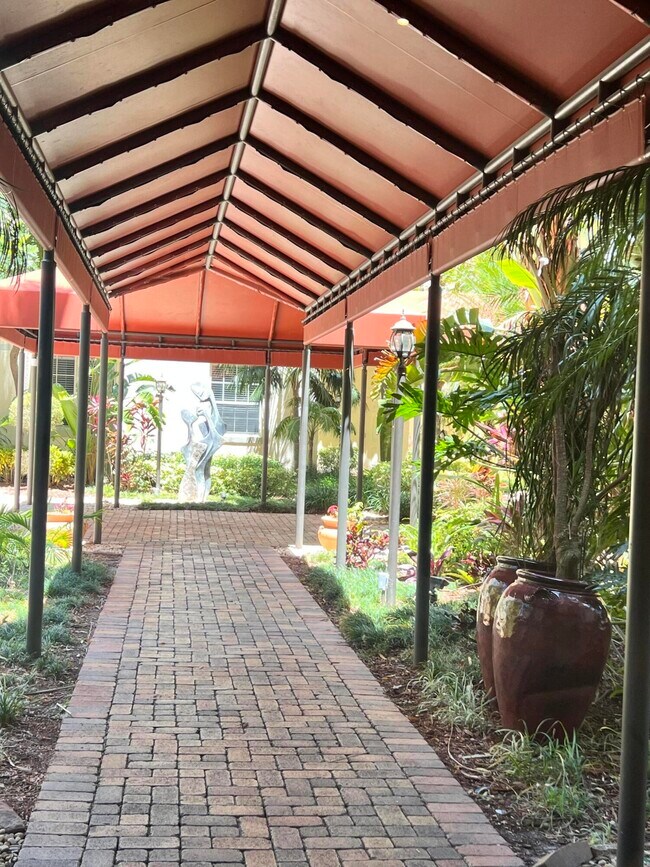 Photo - 651 Okeechobee Blvd Unidad 706