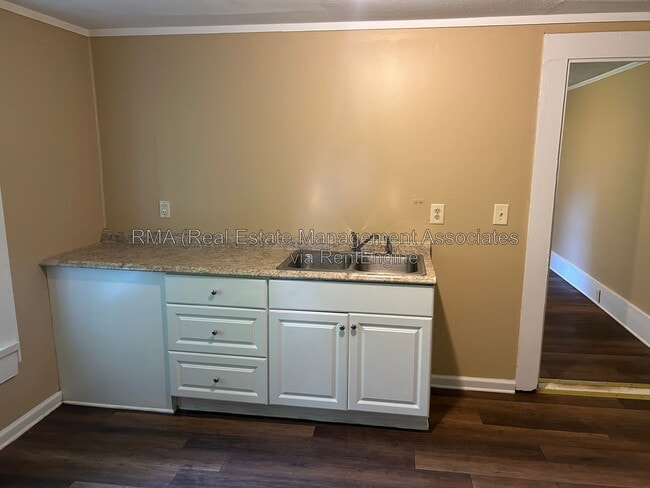 Photo - 838 Friedman St