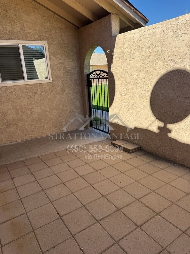 Building Photo - 852 N Stapley Dr