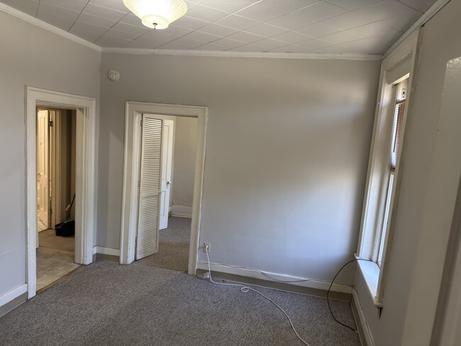 Building Photo - 200 E Elm St Unit Apt 4