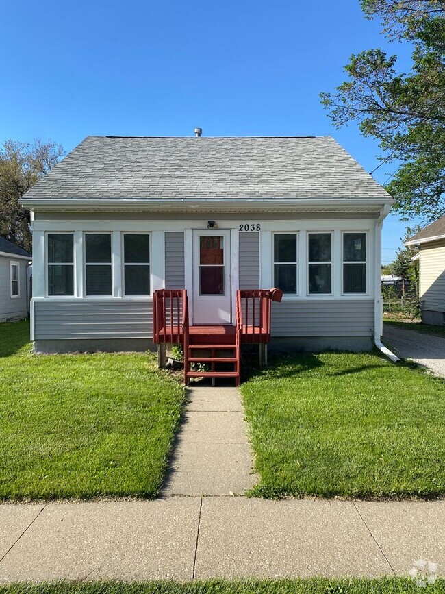 Building Photo - Updated 1 Bedroom Home with Garage