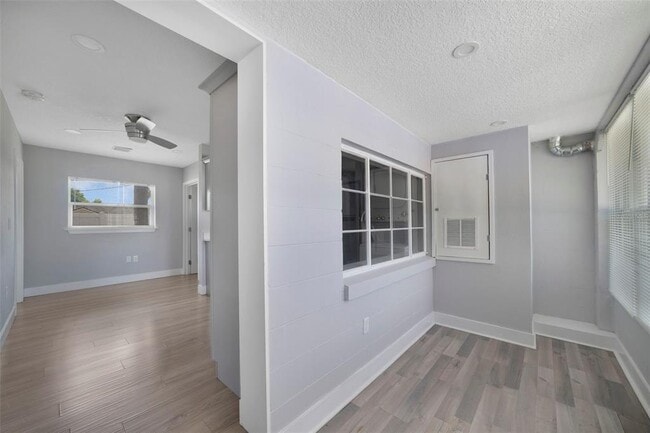 4521 Edgewater Dr
