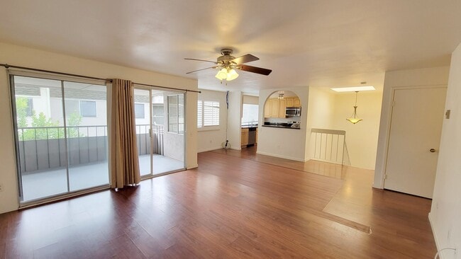 Building Photo - 3 bd/2 ba Townhouse close to USD.