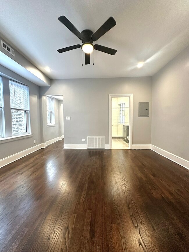 Building Photo - 4445 N Sheridan Rd Unit 4452-3