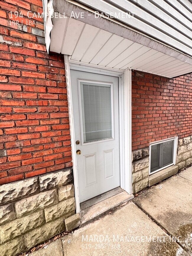 Photo - NEWLY RENOVATED 1BED/1 BATH -BASEMENT UNIT WESTSIDE + 20% OF UTILITIES Unité Basement