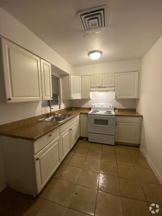 Building Photo - 2821 Stewart Ave Unit 2821 Stewart Ave 3 Rental