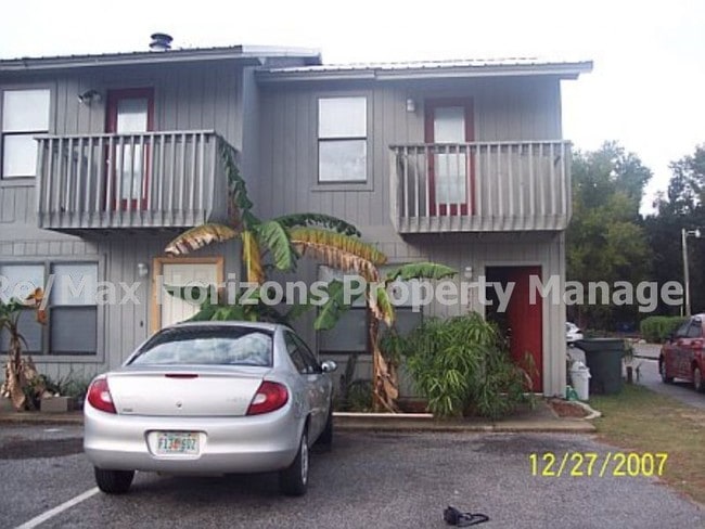 Building Photo - Great North East Location!