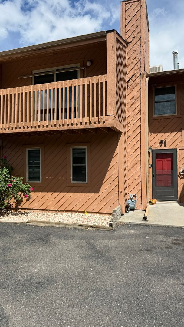 Building Photo - 3 Bed 2 1/4 Bath Townhome