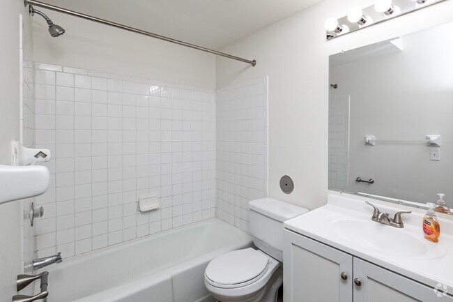 2BR, 1BA - 950SF - Bathroom