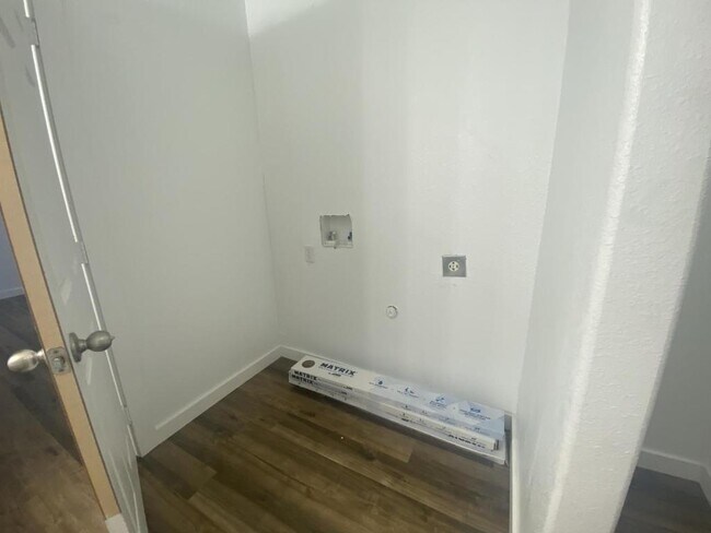 Photo - 818 Airport Rd