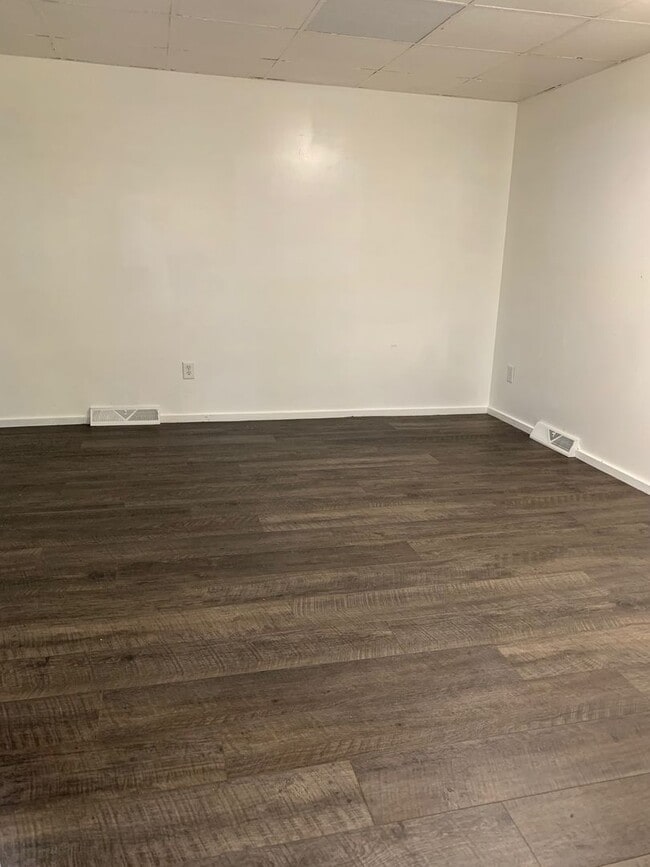 Building Photo - Oakdale - Brick House Unit 3