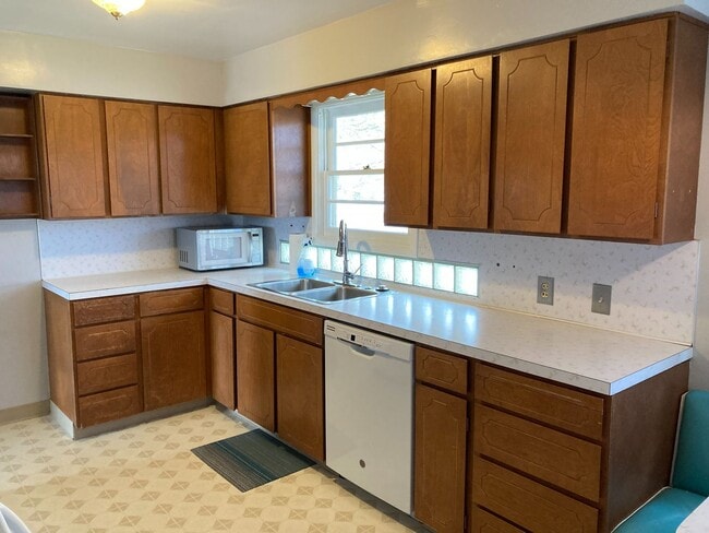 Photo - Huge House With A Full Basement Near Shopp...