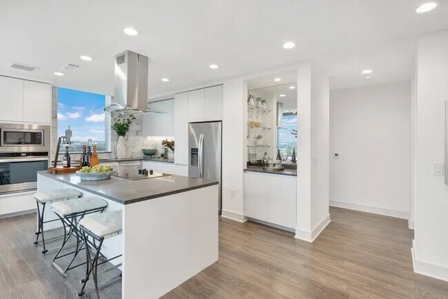 Photo - Luxury High-Rise Living with Up to 4 Weeks... Unidad HAP