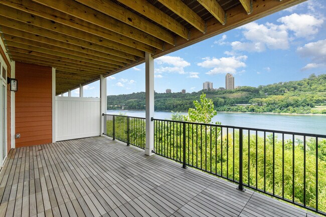 617 Manhattan Blvd Unit 204