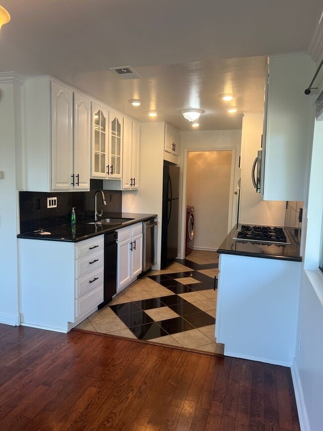 Building Photo - Charming 2bd/2.5 bath!  1 car attached gar... Rental