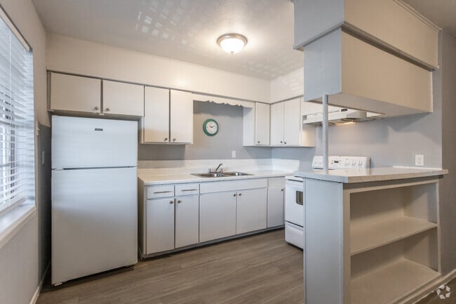 1 BR, 1 BA - 600 SF