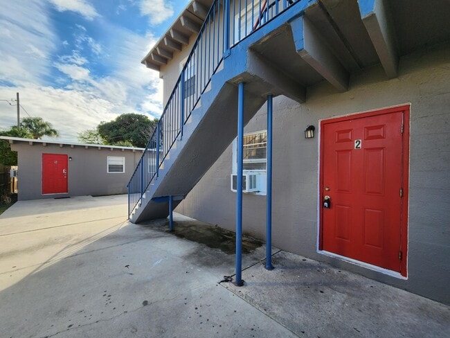 Building Photo - 512 19th St Unit 2