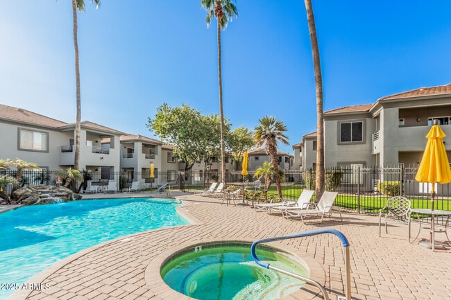7401 W Arrowhead Clubhouse Dr Unit 2062