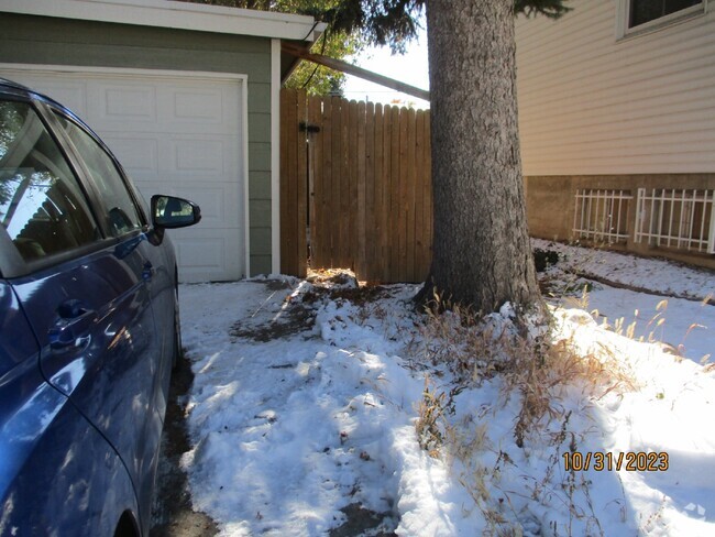 Building Photo - 2 bedroom lower level duplex - Bennett Unit B Rental