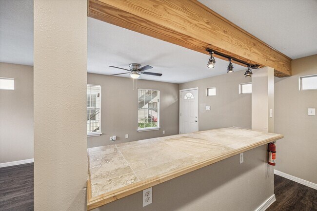 Photo - 831 W 25th St
