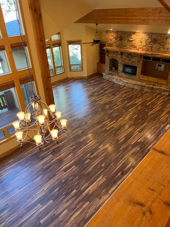 Comedor / Sala de estar desde el altillo - 2557 Lower Lando Ln