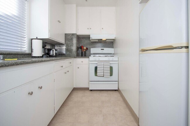 Photo - Top Level Stunning 1 Bedroom Furnished Fla... Unidad 5