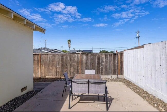 Photo - 1425 Luxton St