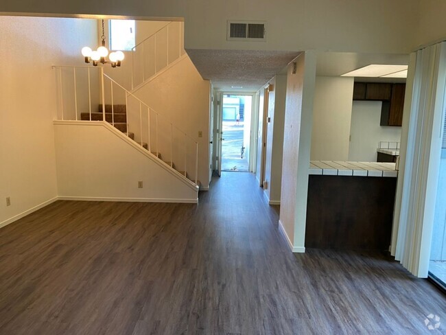 Building Photo - Atascadero Townhouse!