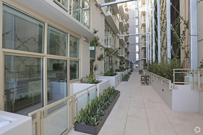 Courtyard - Eighteen Ten State St