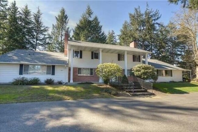 Building Photo - Townhouse in Desirable University Place Ne...