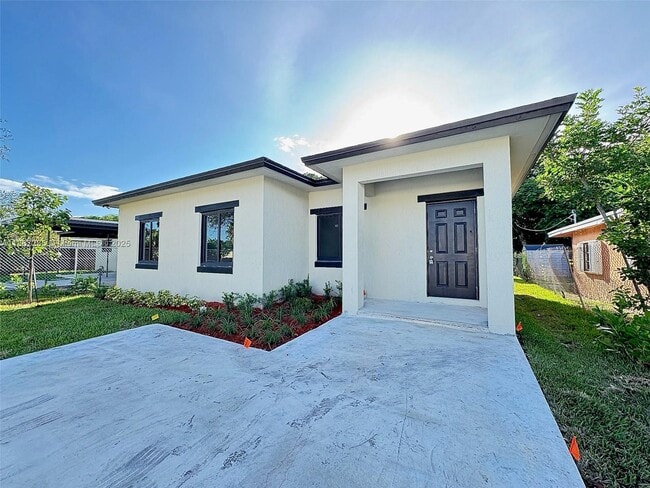 Building Photo - 1005 SW 25th Ave