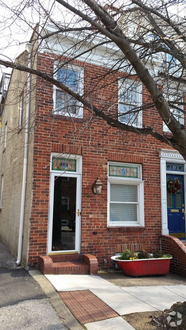 Building Photo - Exceptional Upper Fells 2bd/2ba End Rowhom... Rental