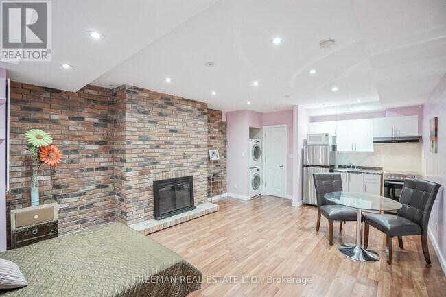 Photo - 916 Manning Ave