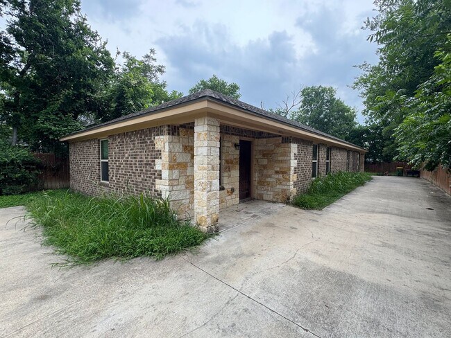 Photo - Lacy Lakeview Duplex