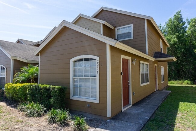 Building Photo - 2204 Fan Palm Dr