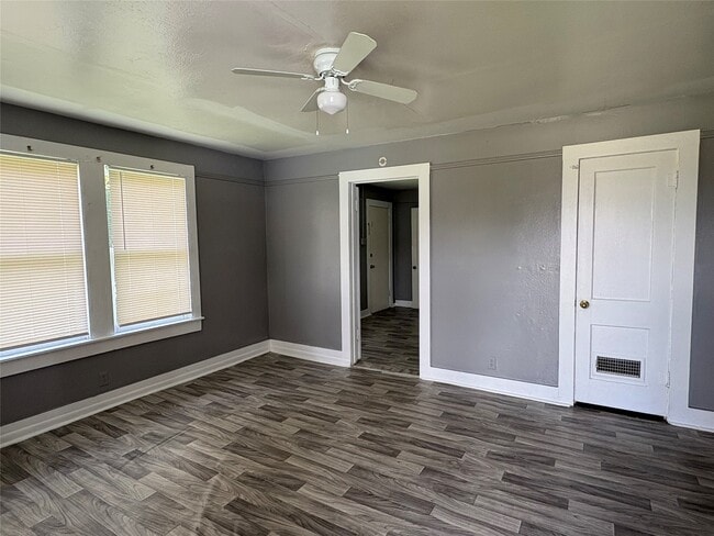 Photo - 715 W 4th St