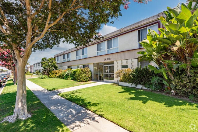Building Photo - College Manor Rental