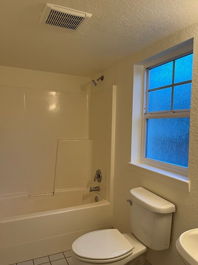 Ducha/bañera - 337 NW 11th St Unidad Cottage