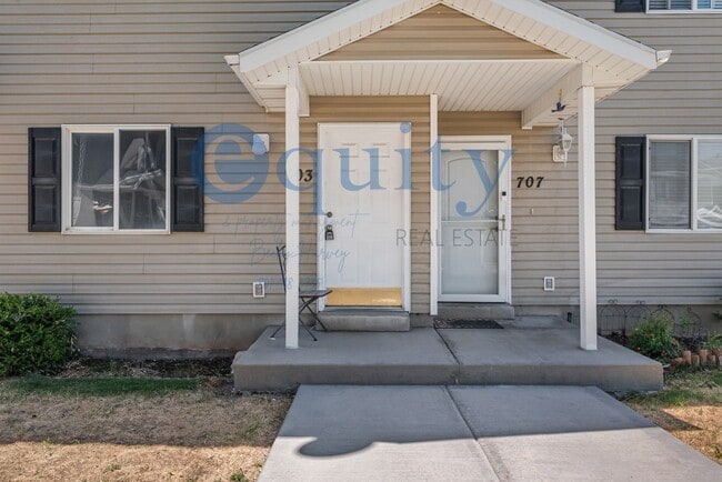 Building Photo - 703 Ry Ln