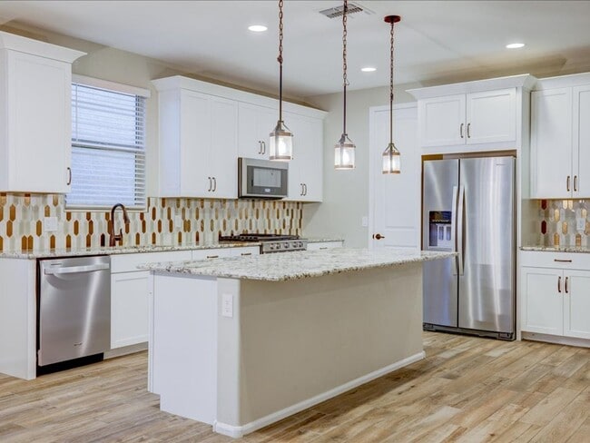 Photo - 4 Bedroom 3 Bathroom with Community pool and parks!