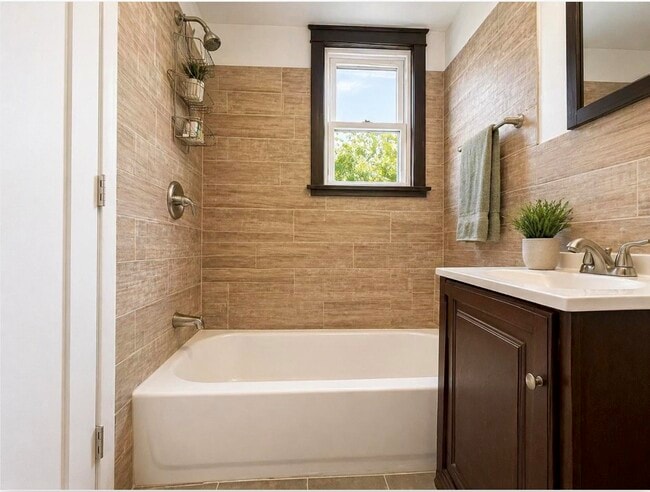 Photo - 13 E 17th St