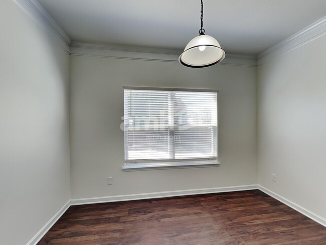 Photo - 625 Latimer Way