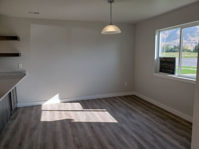 Photo - Spacious 4 Bed 2.5 Bath Springville Townhome