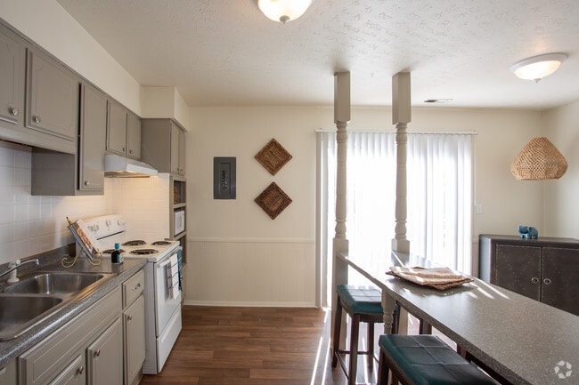 2BR, 1BA - 1000 SF
