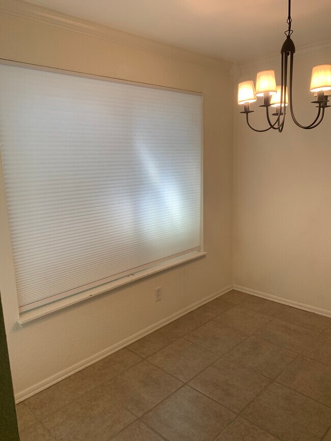 Dining Room - 220 NE Dogwood St Unidad B102