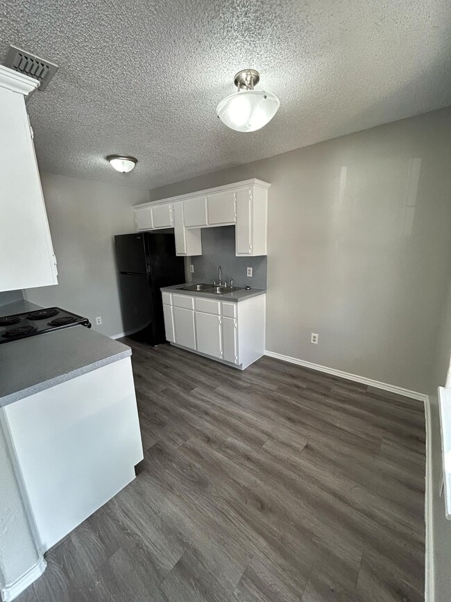 Kitchen & Dining