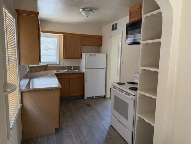 220 W 11th St